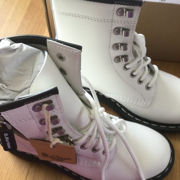 Dr. Martens new in box White size women's 5 - Picture 10 of 10
